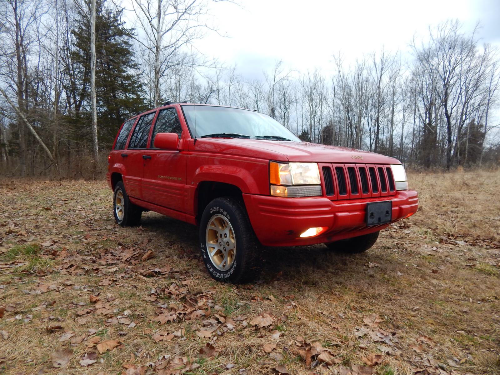 1996 RED /Tan Leather Jeep Grand Cherokee Limited 4WD (1J4GZ78Y6TC) with an 5.2L V8 OHV 16V engine, 4-Speed Automatic Overdrive transmission, located at 6528 Lower York Road, New Hope, PA, 18938, (215) 862-9555, 40.358707, -74.977882 - Here we have a 1996 Jeep Grand Cherokee with a 5.2L V8 putting power to a 4x4 automatic transmission. Options include: tan leather with wood trim, heat/AC, AM/FM/CD/TAPE radio, tilt steering wheel, cruise control, heated front seat, moon roof, power windows/locks/mirrors, roof rack, fog lights, tow - Photo #6